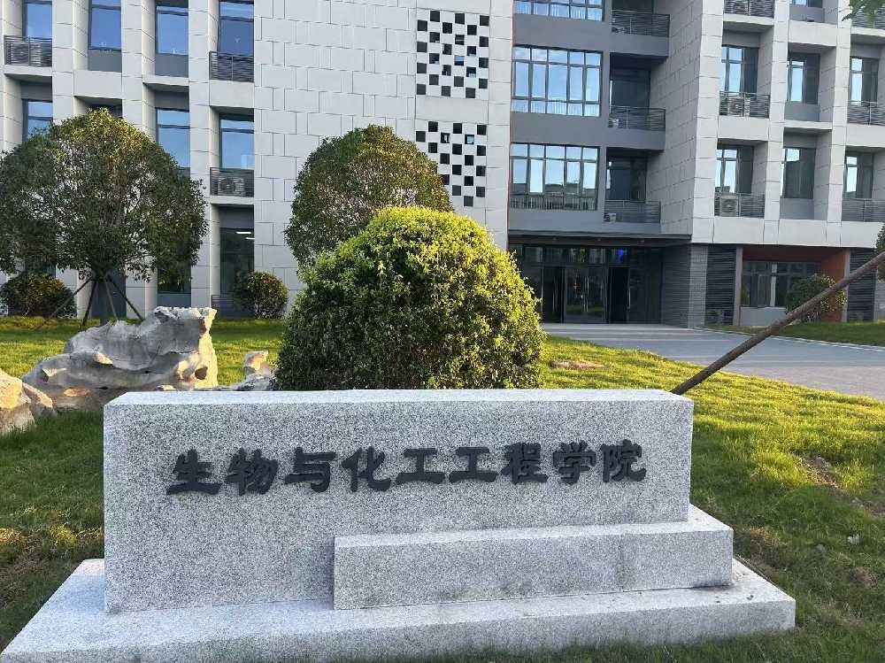 石龙区扬州职业大学体育场高杆灯项目